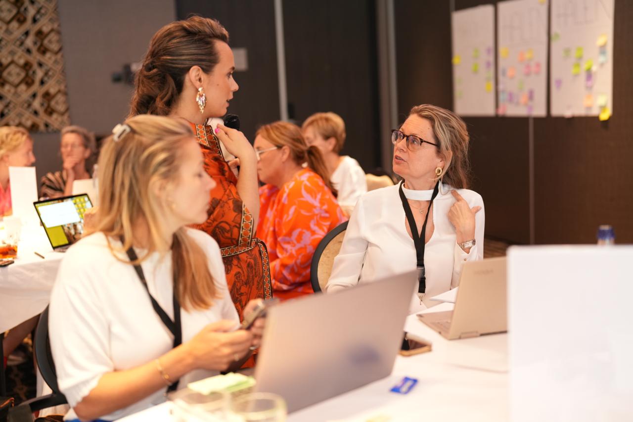 Deelnemers in gesprek tijdens een interactieve werksessie.